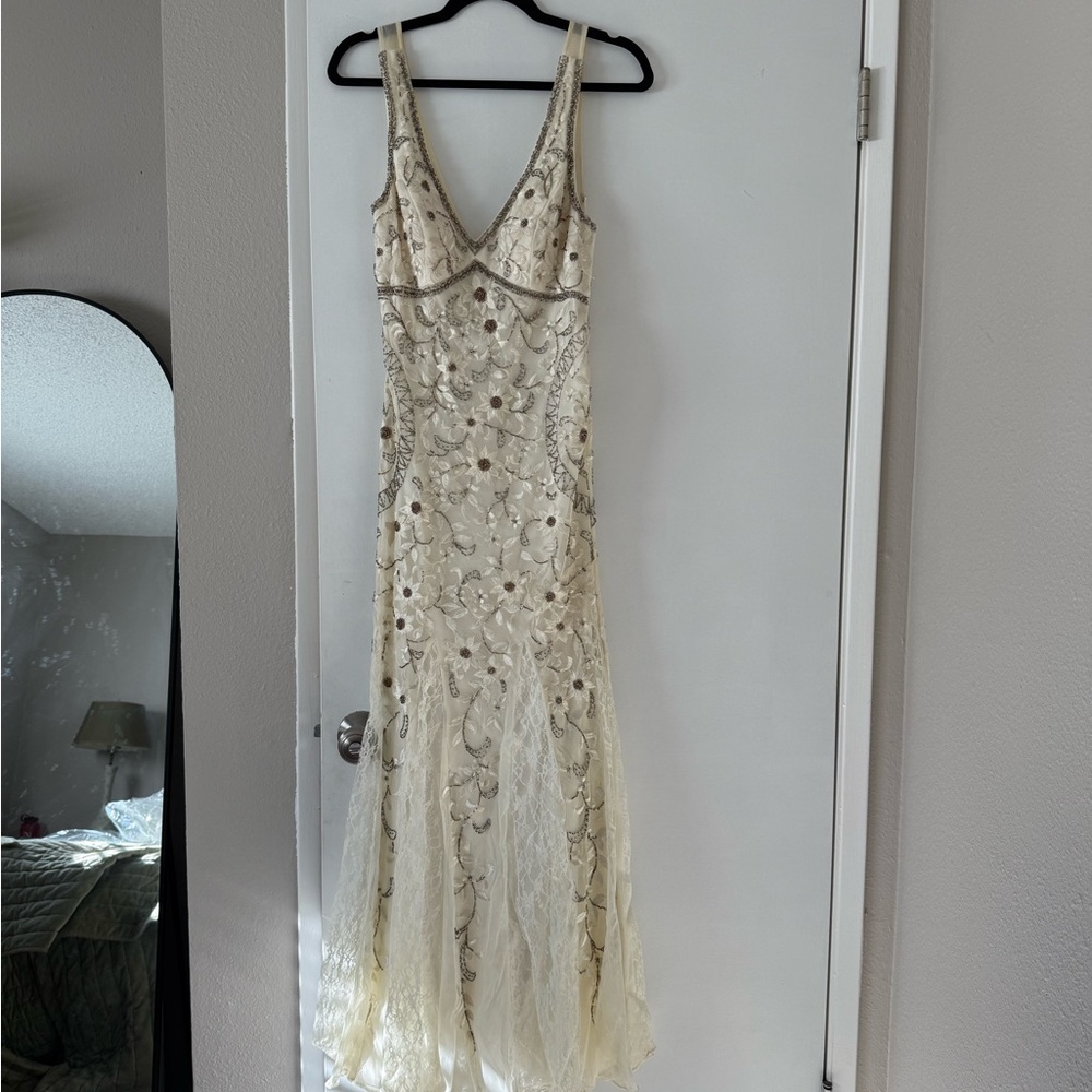 Elegant Cream Lace Evening Dress
